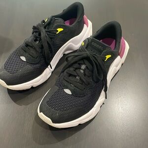 Sorel black gym shoe, excellent condition.